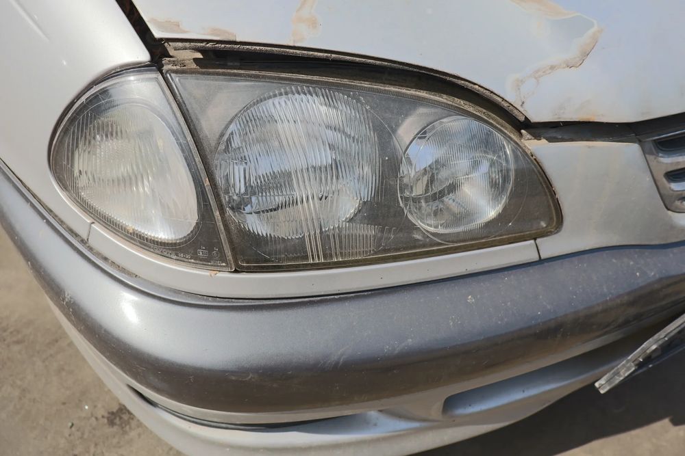 Far dreapta Toyota Avensis 1999 1.6 MT (110 hp)