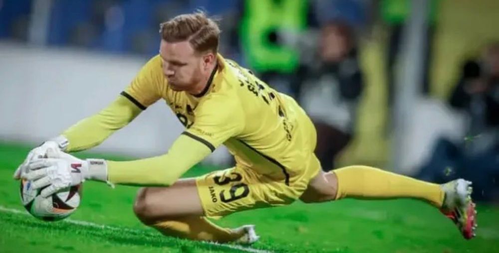 Вратарски ръкавици носени от Хендрик Бонман(Лудогорец)