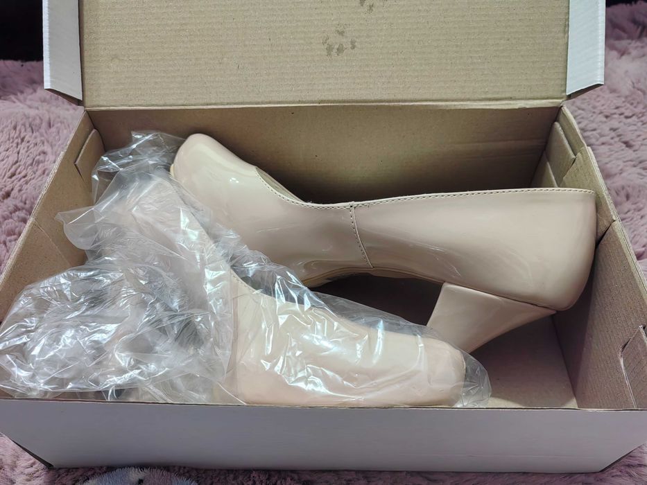 Бежови официални обувки на ток