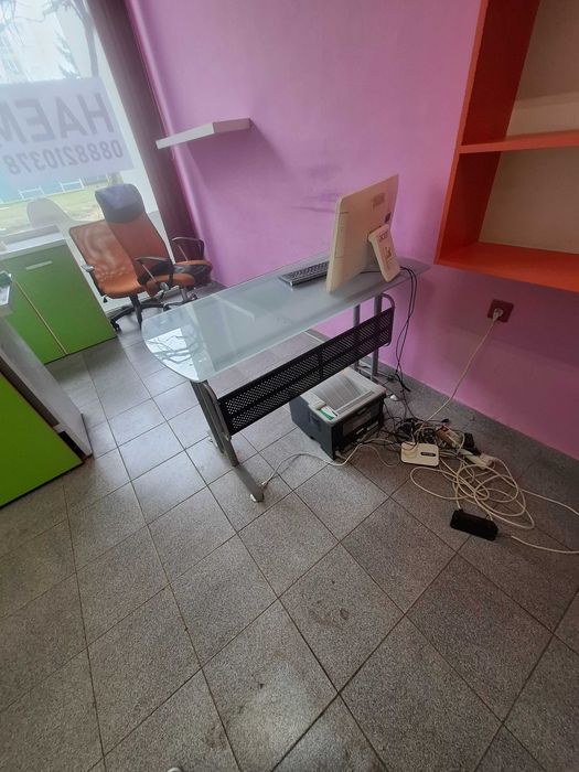 Кухненски,шкафове с плот гланц и стъклено бюро