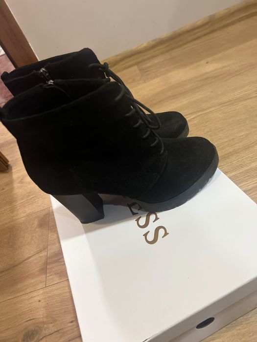 Черни велурени токчета