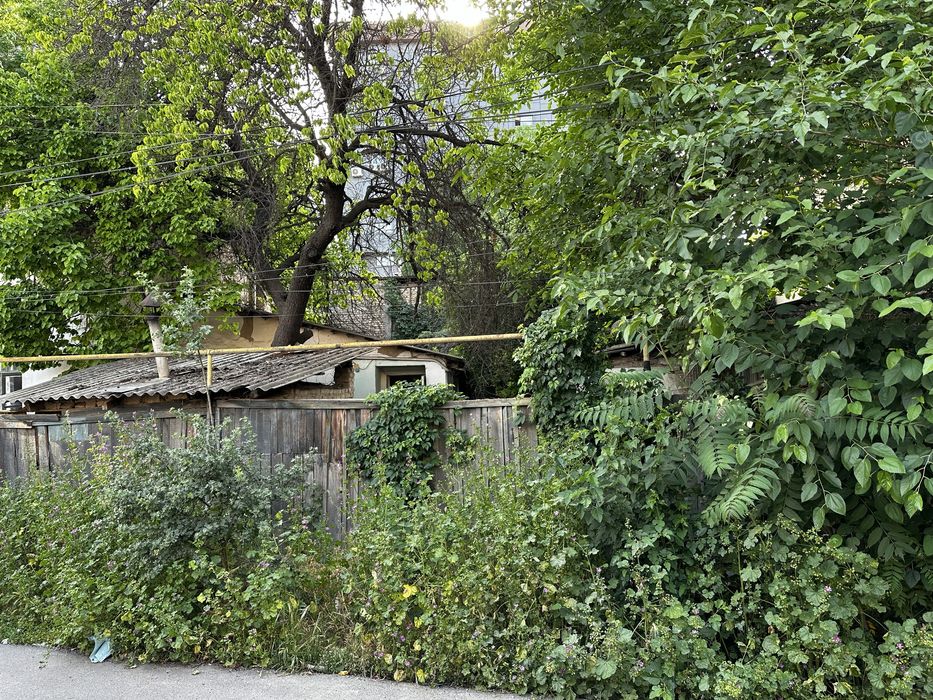 Угловой участок в шикарном и популярном месте( Дагестанская-Никитина)