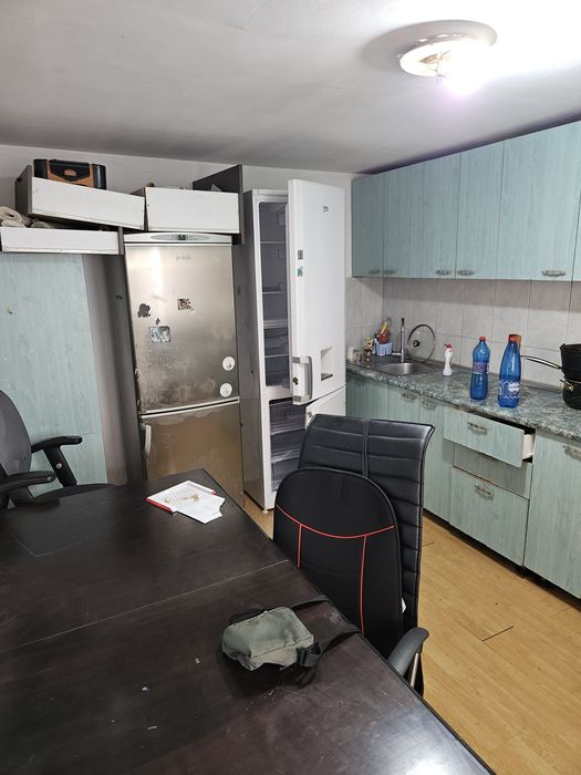 Închiriez 3 camere la curte închiriez depozitare lucruri  paza non stop
