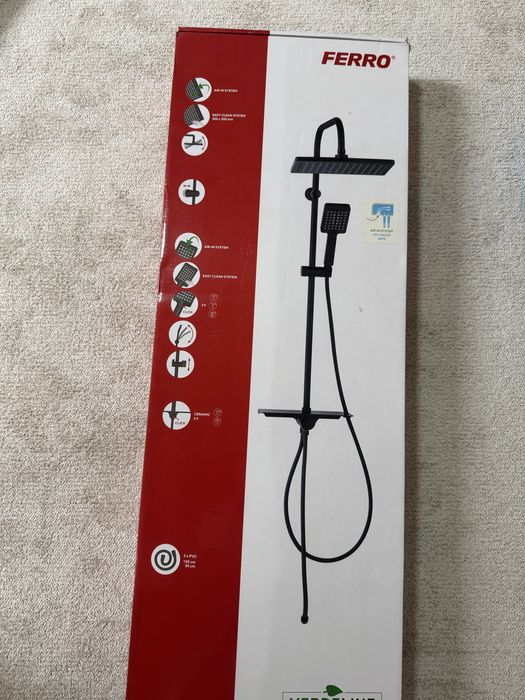 Set cap si para de duș Ferro VerdeLine cu suport  de culoare neagră.