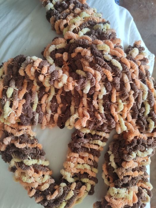 Плетени шалове на кука.