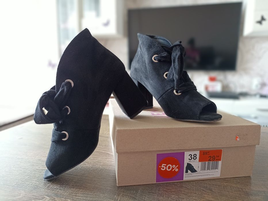 Дамски ботички на ток