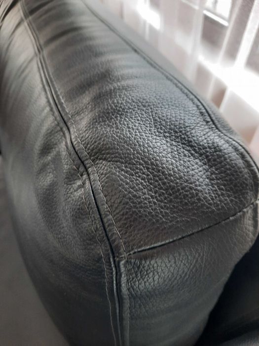 Кожен двуместен диван