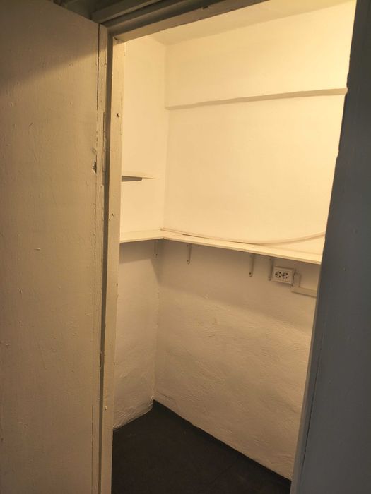Garsonieră nemobilată de închiriat, zona Tribunal Dâmbovița