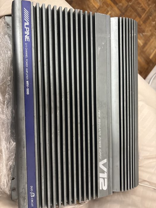 Amplificator auto produs de Alpine, modelul MRV-1000.