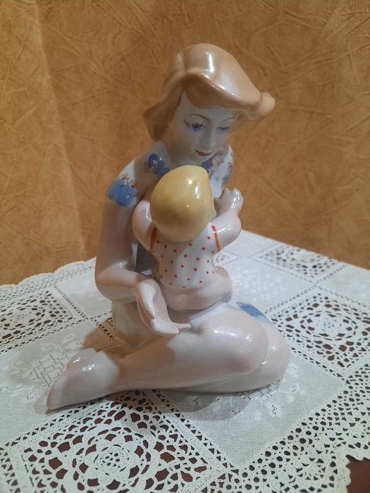 Фарфоровая статуэтка "Материнство" из серии " "Счастливое детство", По