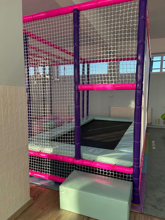 Loc de Joacă modular interior cu obstacole și trambulină-stare f bună