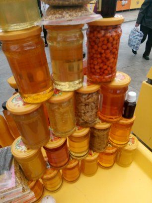 Miere de albine naturală .