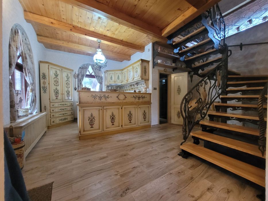 Vând super cabană intravilan cu curte de 3.000 mp, locație superbă pe Valea Avrigului, jud.Sibiu. Bretele acces  autostradă Sibiu-Făgăraș la 10 km