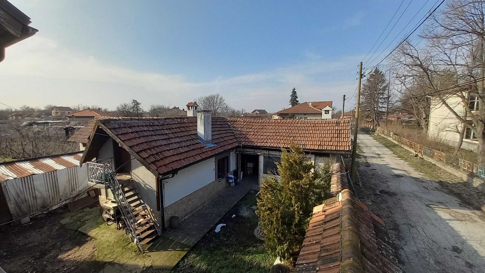 Имот в с. Бабово - 3 къщи с просторен парцел