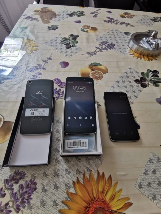 Vând telefoane noi