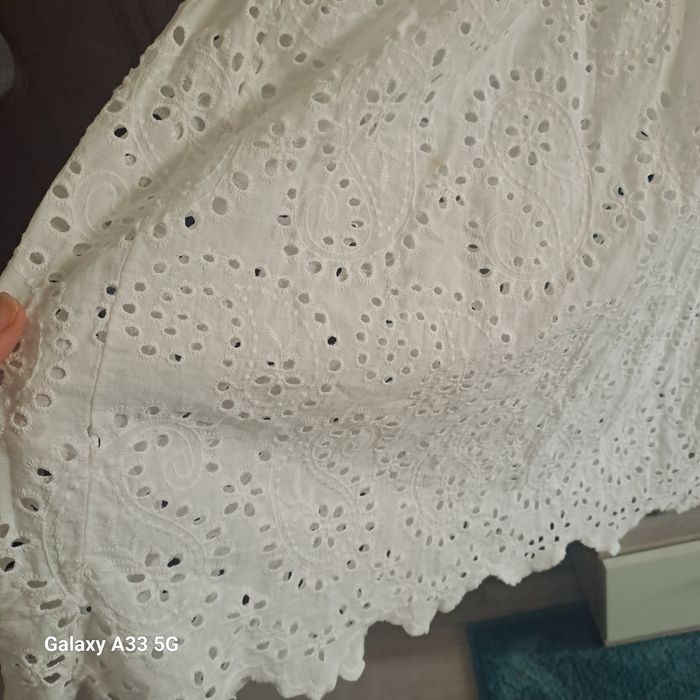 Лятна бяла рокля с плетиво и блуза с паднало рамо