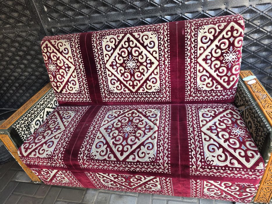 Продам диваны б/у для кафе или столовых.