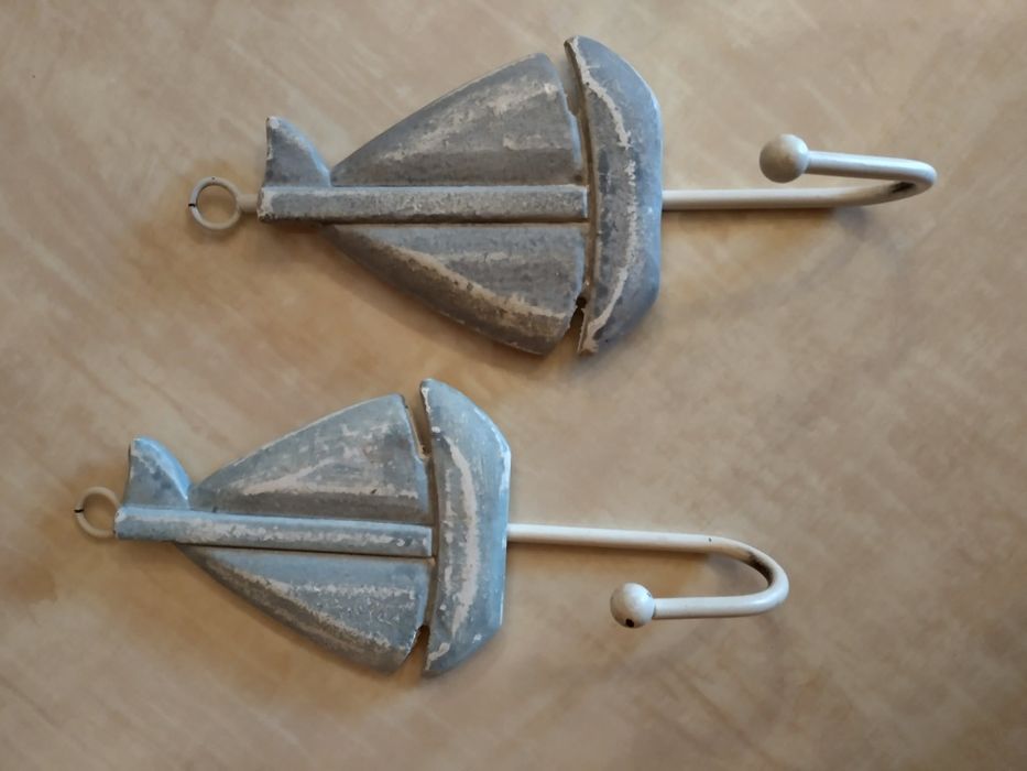 Два броя закачалки за стена от Холандия