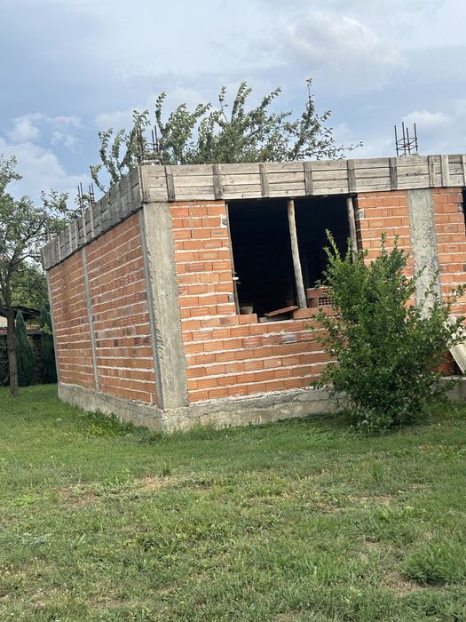 Продава се новострояща се къща