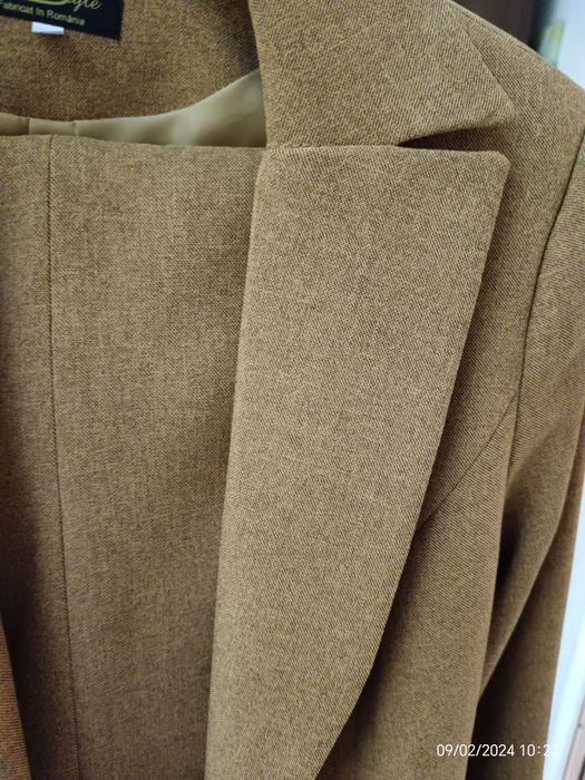 Vând costum damă deux-pieces maro/muștar