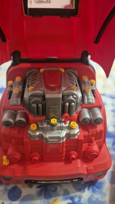 Детско камионче разглобяемо с инструменти , батерй  и звуци