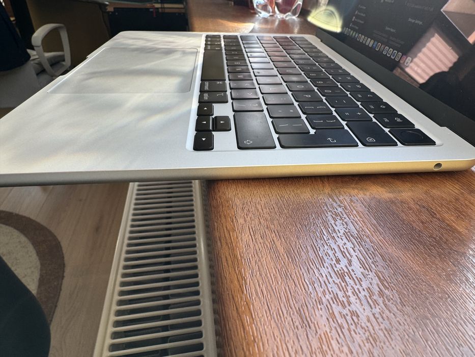 2024 Macbook Air M2 8GB/256SSD silver factura istyle