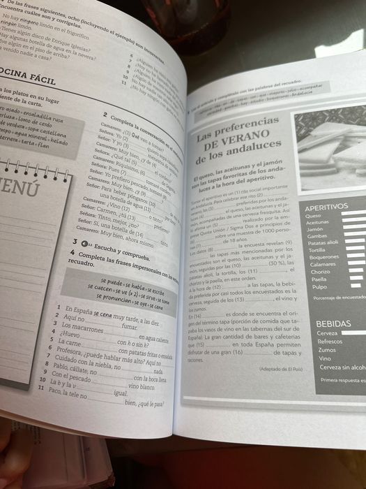 Две учебни тетрадки по испански език