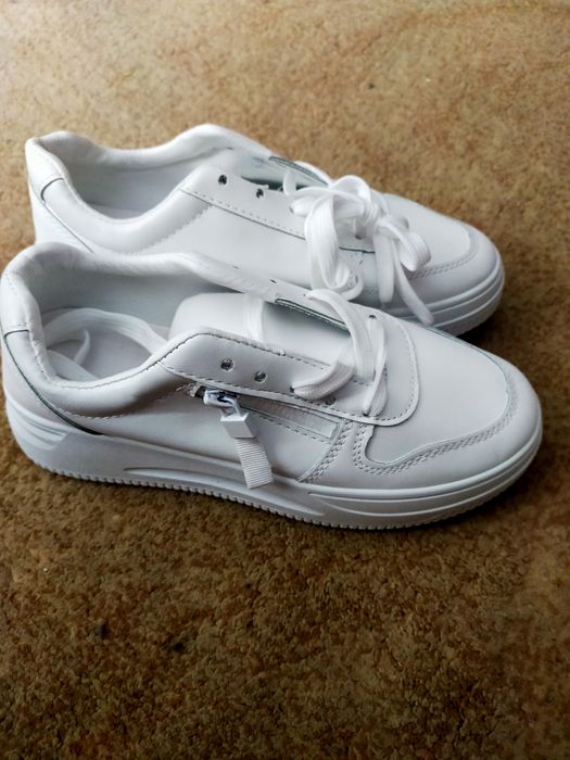 Продам кроссовки новые