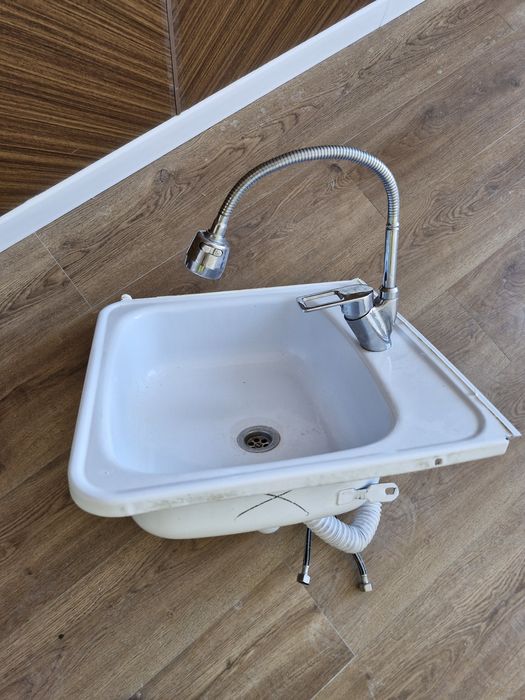 Раковина со смесителем.