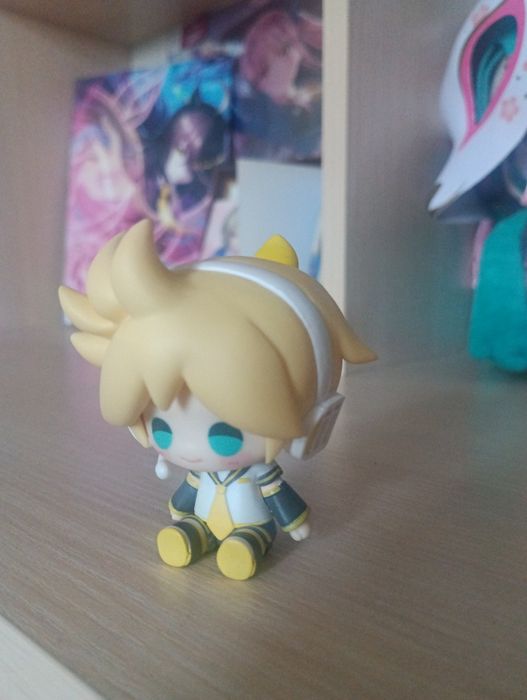 Маленькая фигурка Len