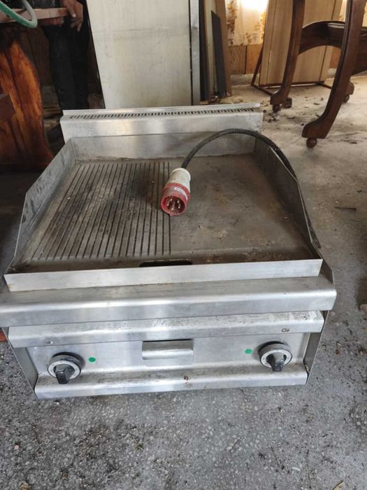 Продавам професионални две нови скари с оребрена част и гладка плоча