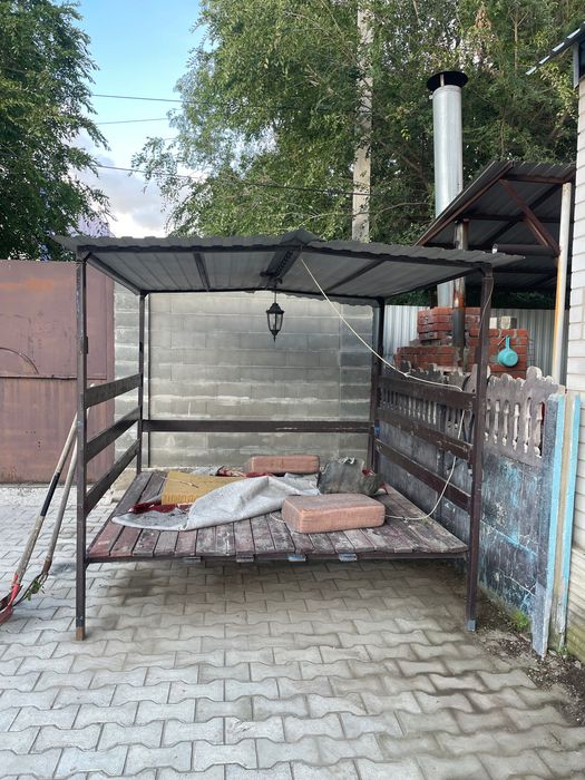 Продам топчан во двор