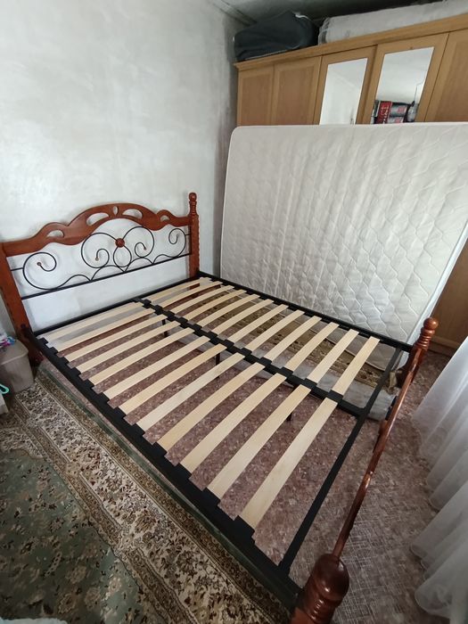Кровать с матрасом