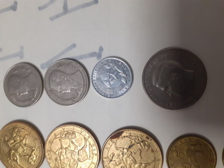 Монети от СССР 1рл.Много добре запазена. И няколко броя  бъл. Книжни л