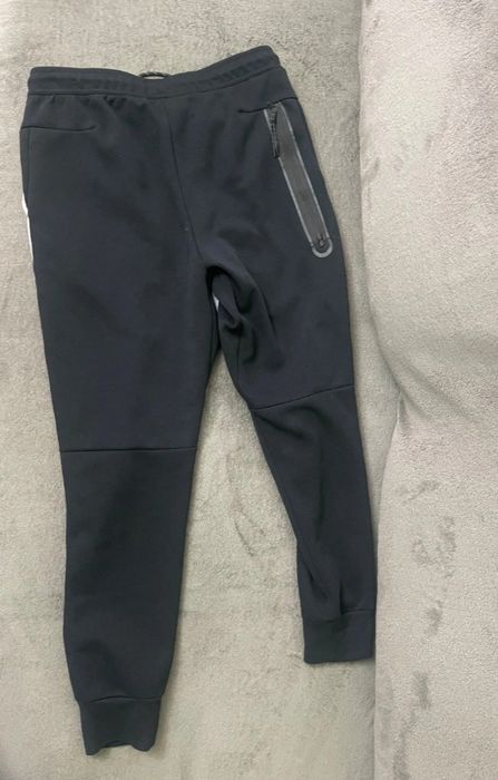 Pantaloni tech în stare excelenta