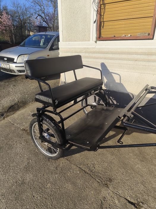 Șaretă nouă pentru ponei cu tapițerie din piele și rude reglabile .