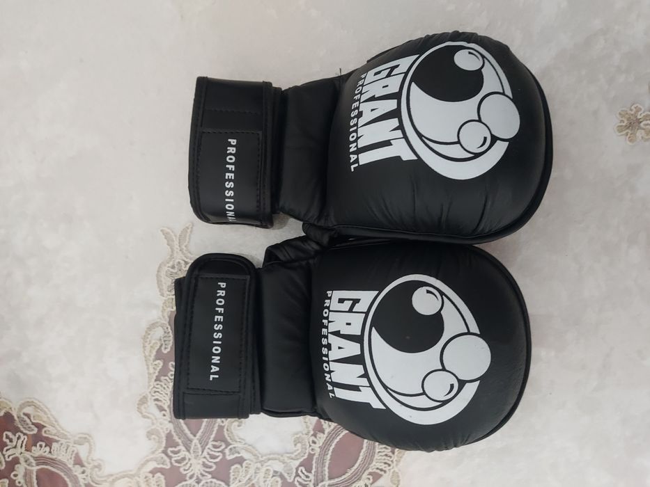 Продам перчатки черепашки и футы