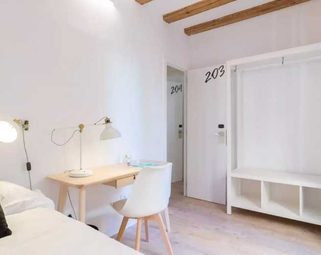 Дава се под наем Четиристаен апартамент в Пловдив, Въстанически - 85 кв.м за 423.81 € - Снимка #2