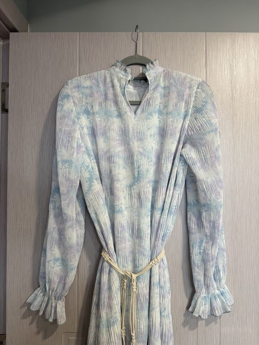 Ефирна рокля с дълъг ръкав