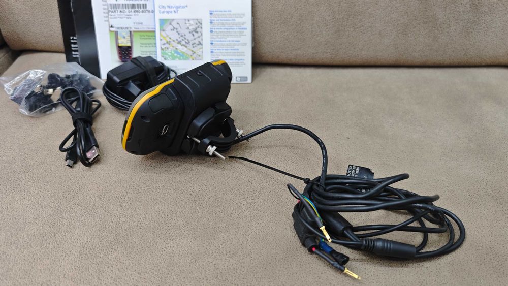 GPS Навигация Garmin Montana 600 със зареждаща стойка RAM монтаж