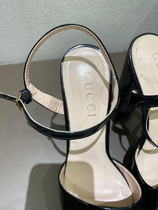 Каблук кожаные лаковые босоножки Gucci