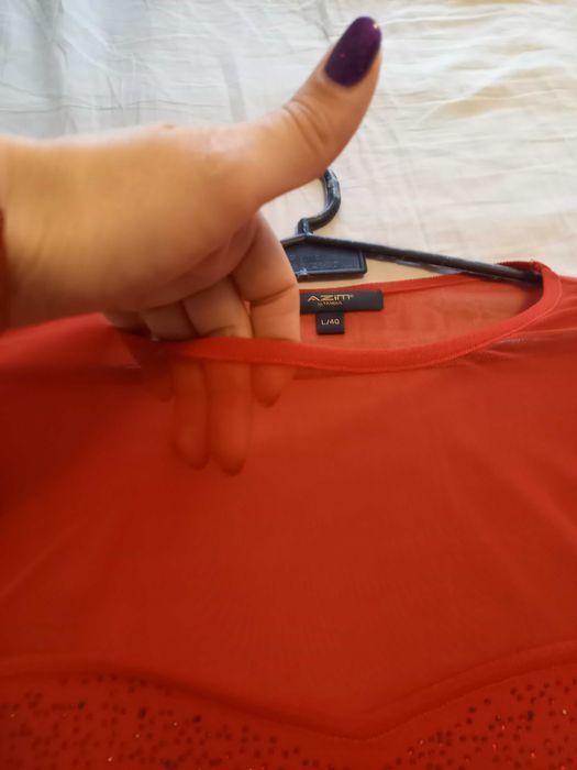 Елегантна червена рокля.