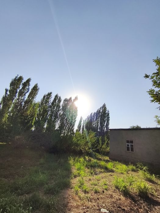 Тез сотилади ер жой времянкаси бор . Срочно продам земельный участок.