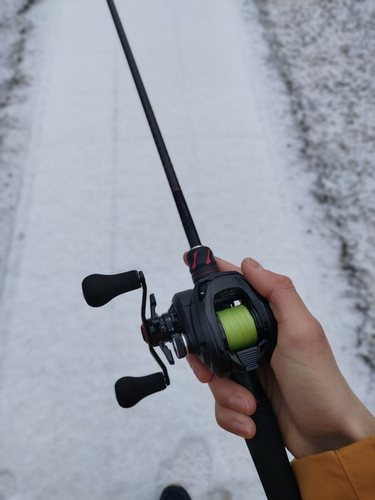 Vând mulineta Okuma Hakai