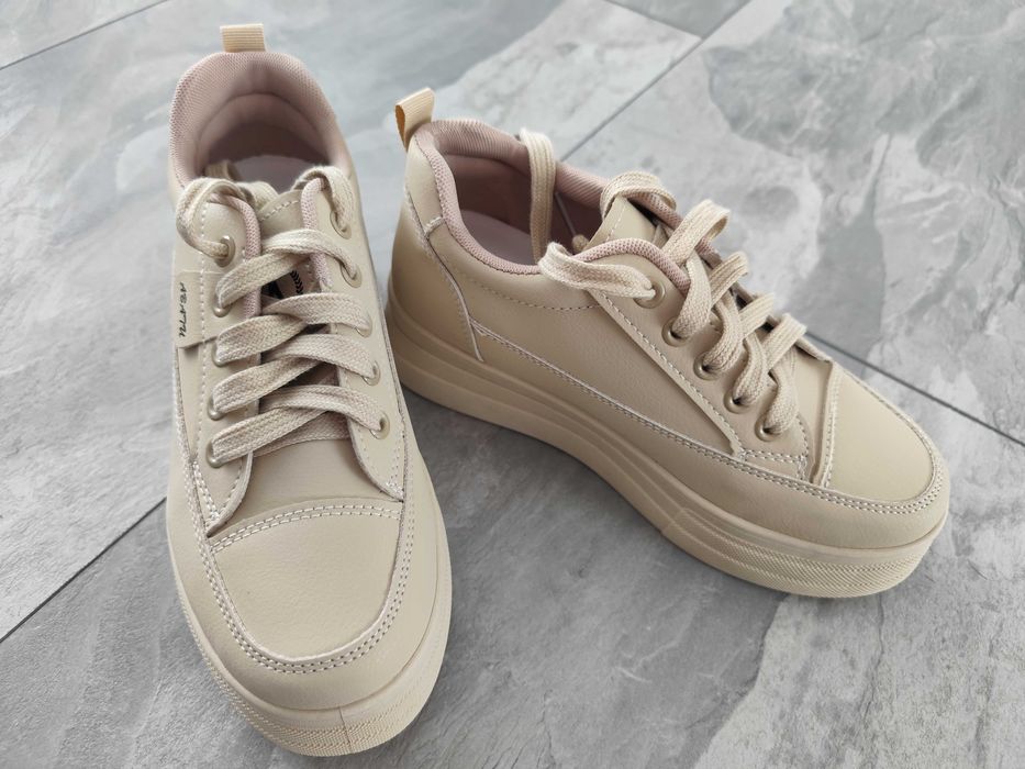 Нови дамски кецове бежови с платформа – модерни и удобни