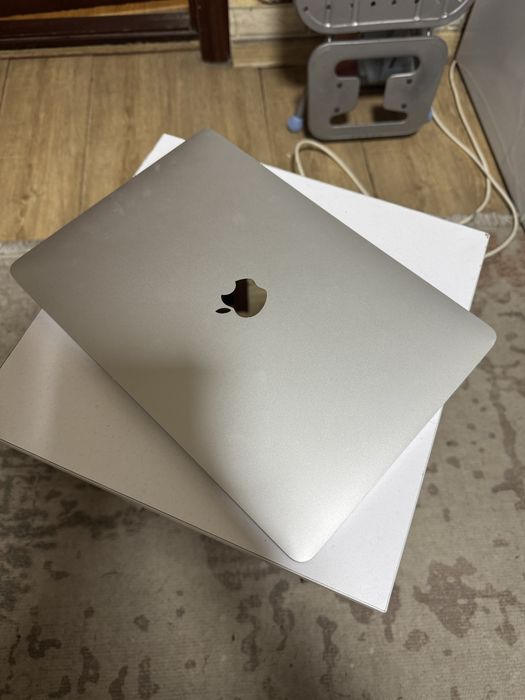 Macbook Pro Touch Bar 2019 года i5 8Gb ноутбук