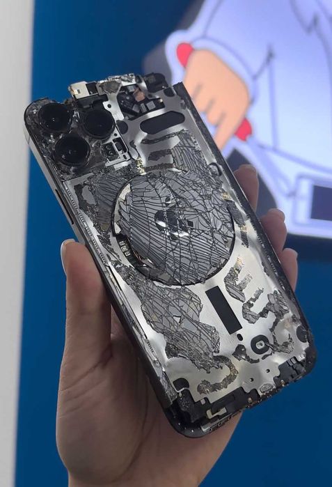 Service reparații iPhone - Schimbare geam / spate / capac / display