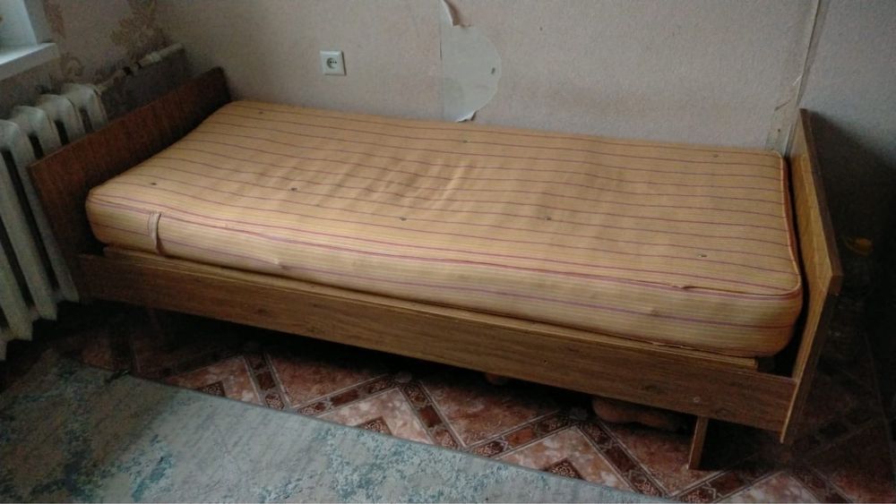 Продам столы кровать и моннкены