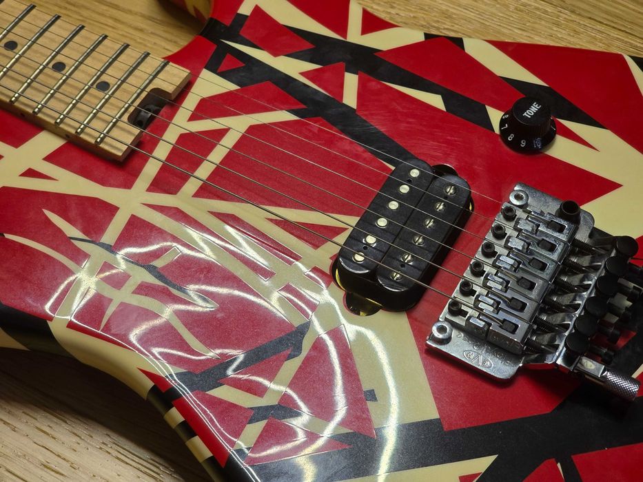 Vand / Schimb chitara electrica EVH Striped series RED