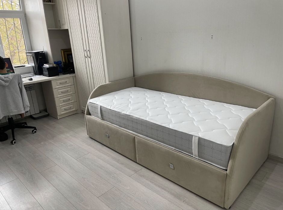 Кровать подростковая с матрасом б/у